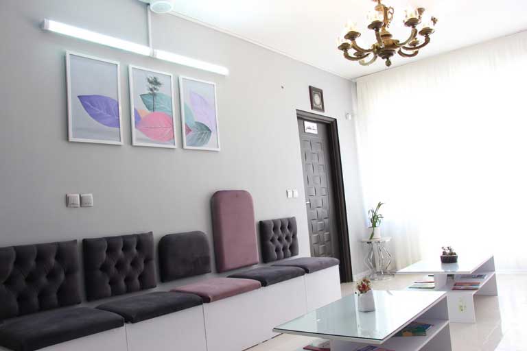 سالن انتظار کلینیک زیبایی و جراحی پرنیان در مشهد