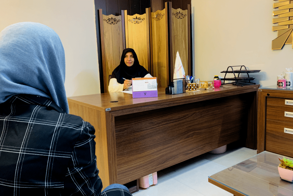 نظارت دکتر رزیتا داودی بر تنظیمات دستگاه لیزر در کلینیک پرنیان