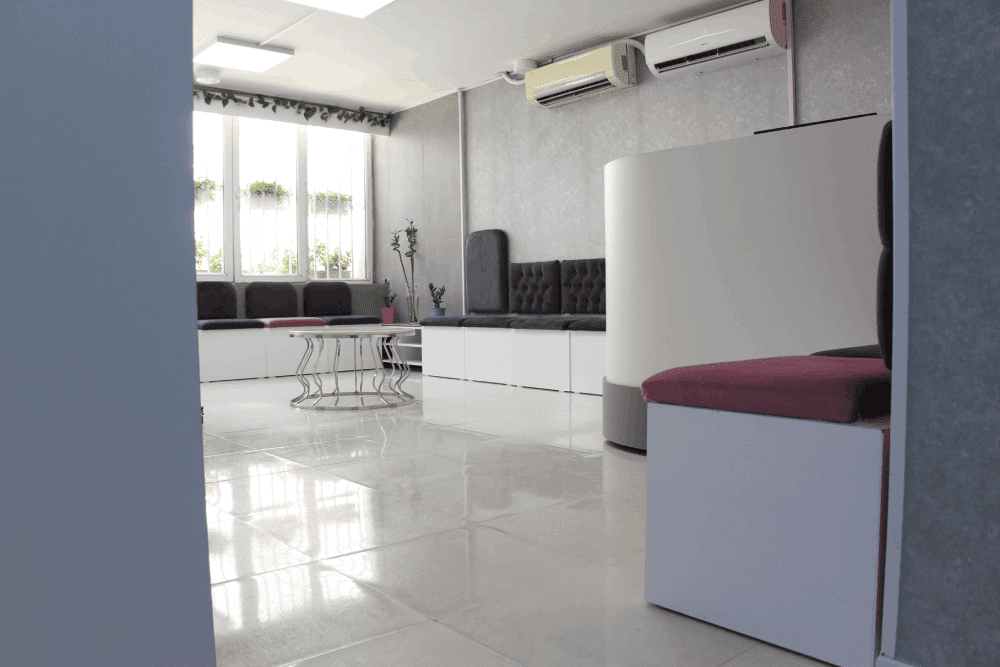 محیط پذیرش کلینیک زیبایی پرنیان مشهد واقع در بلوار خیام