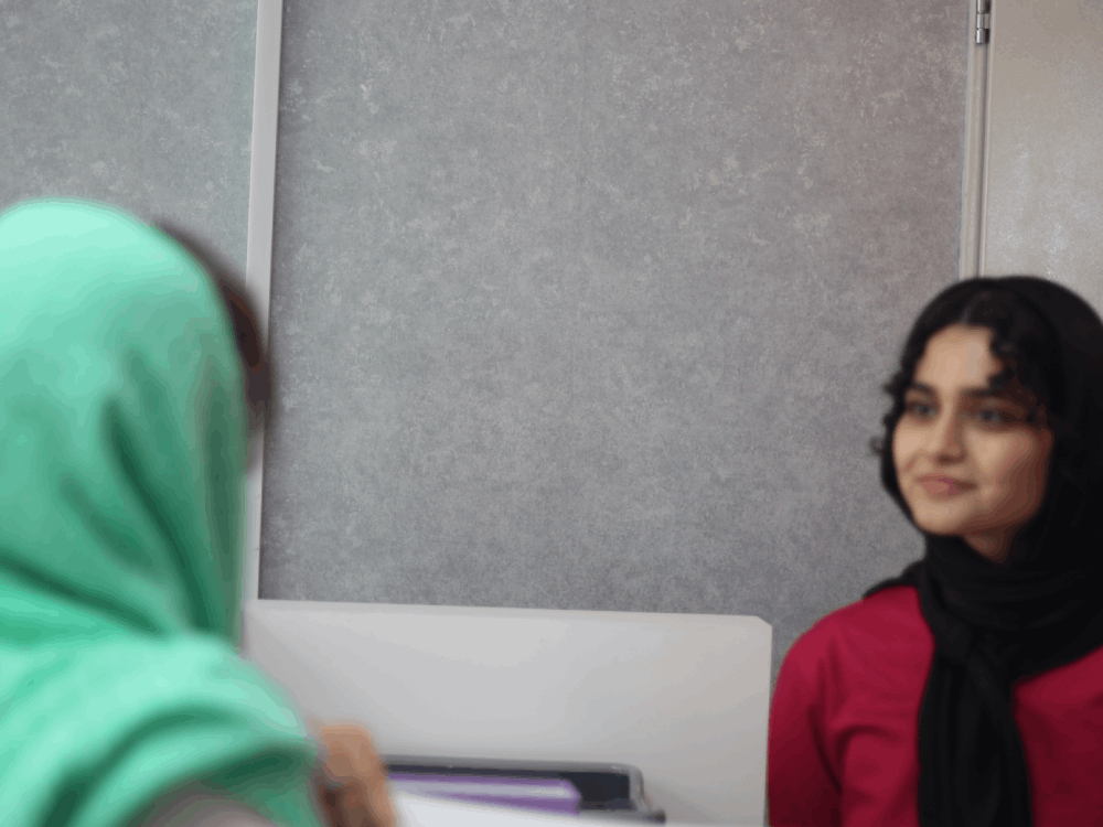 اپراتور متخصص کلینیک پرنیان در حال ارائه مشاوره تخصصی