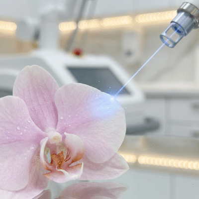 تصویر نمادین عمل لابیاپلاستی با لیزر؛ استفاده از تکنولوژی لیزر دقیق برای ترمیم و زیبایی ناحیه تناسلی بانوان (نماد گل ارکیده)