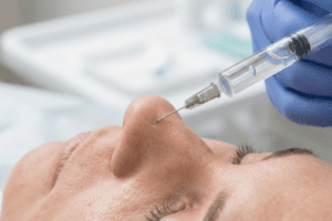 نحوه تزریق فیلر بینی بدون جراحی در کلینیک پرنیان